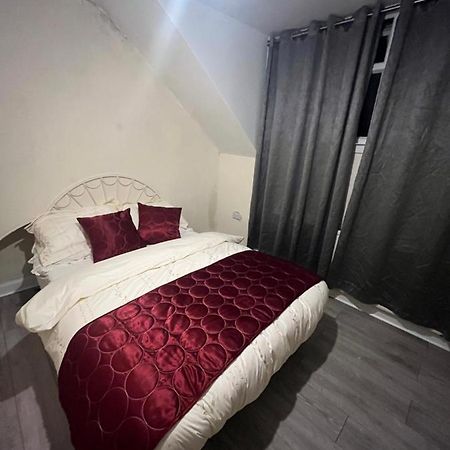 Double Bedroom In West Yorkshire, Leeds Leeds  Bagian luar foto