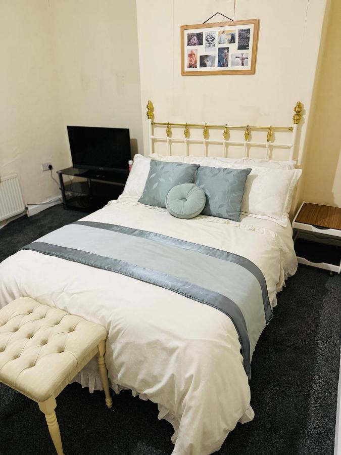 Double Bedroom In West Yorkshire, Leeds Leeds  Bagian luar foto