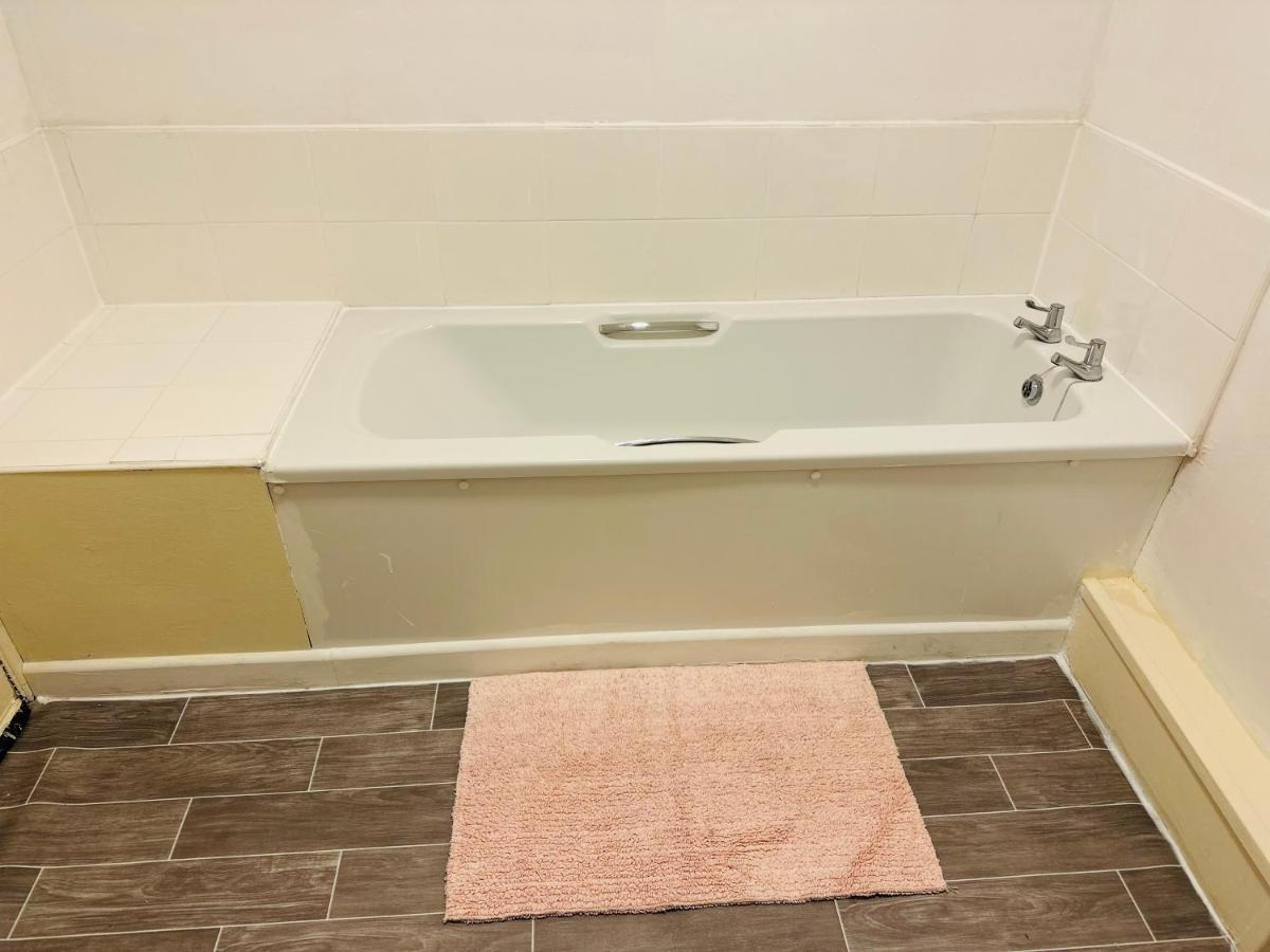 Double Bedroom In West Yorkshire, Leeds Leeds  Bagian luar foto